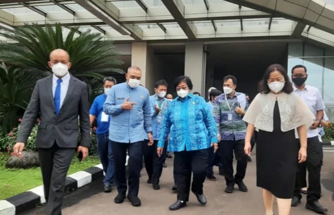 Menteri Lingkungan Hidup dan Kehutanan Indonesia (no 3 dari kiri) bersama Bupati Tangerang Ahmed Zaki Iskandar (no 2 dari kiri) pada Pembukaan PEMSEA Network of Local Government. Foto : Istimewa