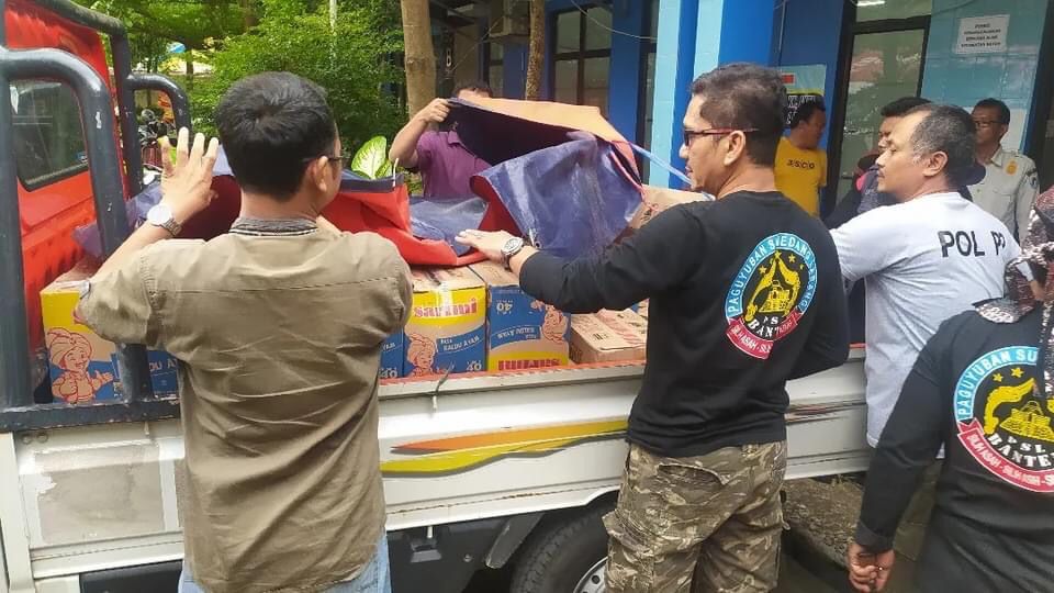 Paguyuban Sumedang Larang Serahkan Bantuan untuk Korban Banjir di Bayah Kab. Lebak Barang bantuan dari Paguyuban Larang untuk korban banjir Lebak. (Ist)