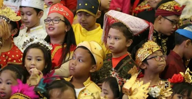 Anak sekolah dengan pakian adat. (Ist)