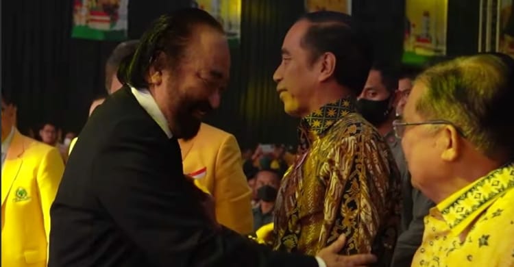 Paloh Kikuk, Pelukannya Tak Dibalas (Foto : Setpres)
