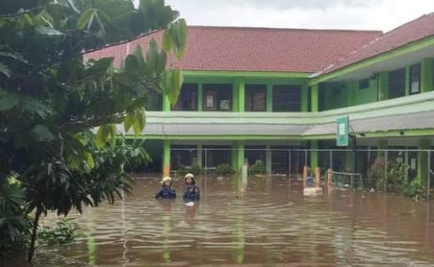Pastikan Tidak Ada Yang Terjebak, Polisi Sisir Lokasi Tembok Roboh MTSN 19 Kondisi MTsN 19 Pondok Labu, Jakarta Selatan. Foto; Istimewa