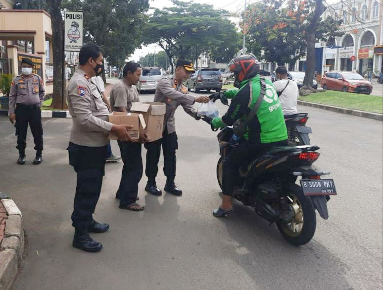 Peduli Sesama, Polisi Bagikan Ratusan Paket Nasi Bungkus untuk Warga Tangerang Jajaran Polsek Kelapa Dua bagikan ratusan paket nasi kepada masyarakat, pada Jumat (21/10/2022). (tangselpos.id/rmn)