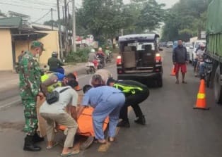 Pengendara Motor Beat Tewas Tertabrak Mobil di Kramatwatu Kabupaten Serang Jasad FN korban tabrakan sedang dievakuasi petugas. Foto : Istimewa