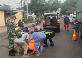 Jasad FN korban tabrakan sedang dievakuasi petugas. Foto : Istimewa