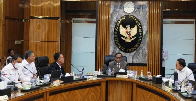 Penuhi Panggilan TGIPF, Bos PSSI Ngaku Dapat Banyak Masukan Menko Polhukam Mahfud MD bersama Ketum PSSI Mochamad Iriawan berserta Pebgurus PSSI saat pada rapat koordinasi dengan Tim TGIPF. Foto : Istimewa