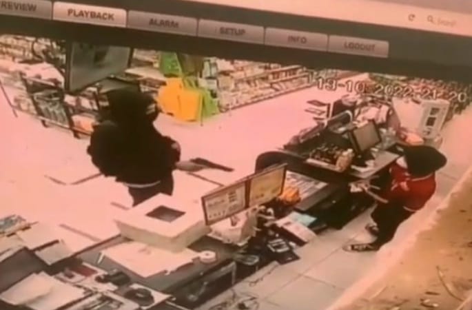 Tangkapan cctv perampok menodongkan diduga senjata api kepada kasir Alfamart Maja, Lebak. (Ist)