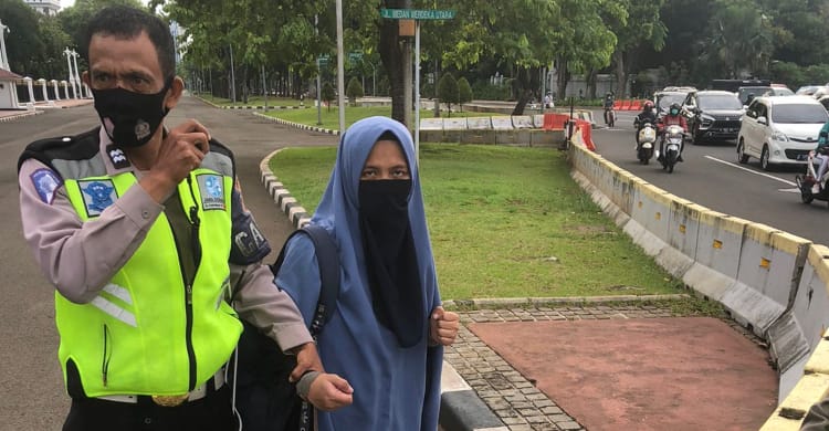 Perempuan Terobos Istana Presiden, Ditetapkan Jadi Tersangka Tersangka SE perempuan yang mencoba menerobos Istana Presiden saat diamankan petugas. Foto : Istimewa