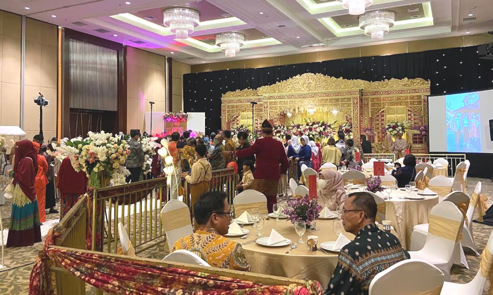 Pilihan Baru, Salah Satu Venue Wedding Terbesar di Tangerang Selatan Nampak suasana ballrom Tuscany Boutique hotel saat acara wedding. (tangselpos.id/irw)