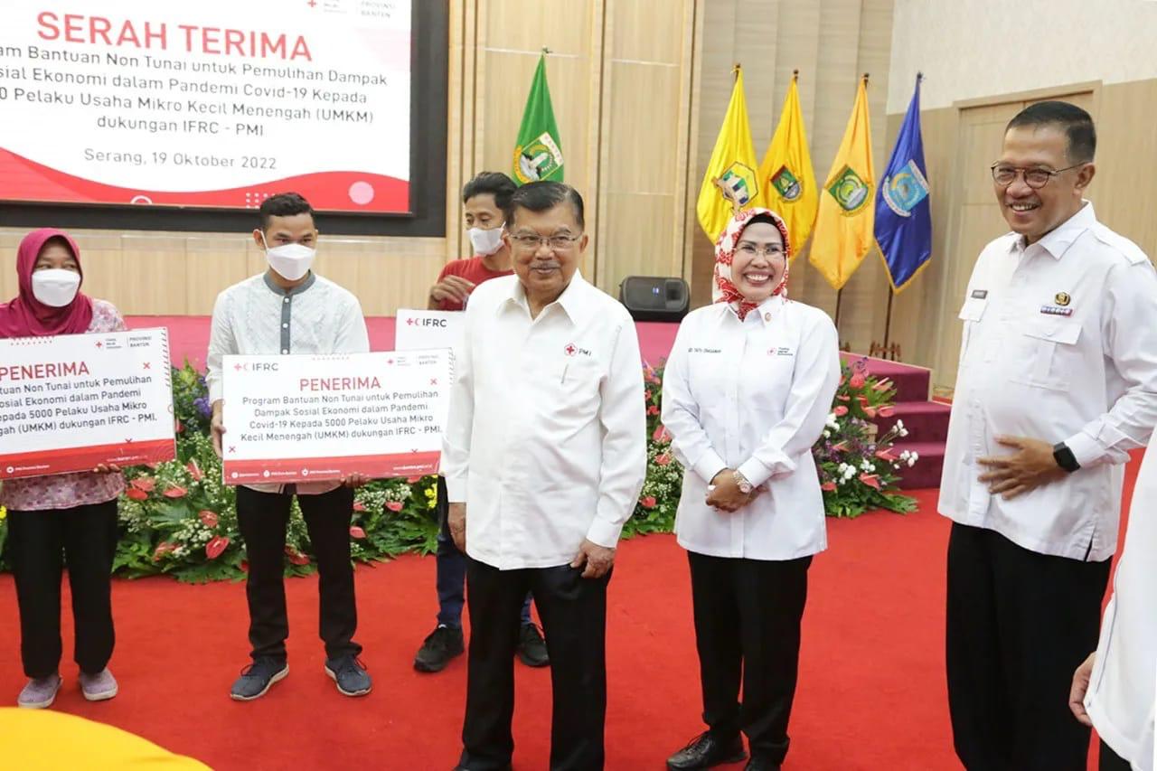 Pj Gubernur Al Muktabar: PMI Garda Terdepan Dalam Tugas Pelayanan Sosial Kemanusiaan Ketua PMI Pusat M Yusuf Kalla pada pelantikan Ketua PMI Banten Ratu Tatu Chasanah di Pendopo Gubernur, Kota Serang, Rabu (19/10). Foto : Humas Pemprov Banten