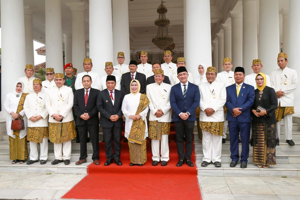 Pj Gubernur Banten bersama Bupati Serang Ratu Tatu Chasanah dan tamu undangan pada Upacara peringatan HUT Kabupaten Serang ke 496. (Dok. Humas Pemprov)