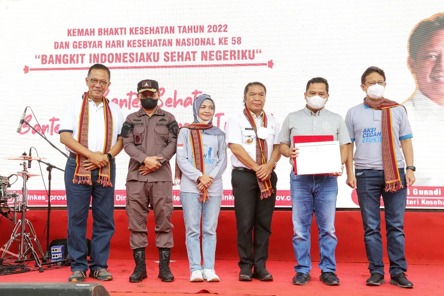 Pj Gubernur Banten Al Muktabar: Komitmen Layanan Kesehatan Hingga Wilayah Perbatasan Pj Gubernur Banten Al Muktabar bersama Menteri Kesehatan Budi Gunadi Sadikin pada pembukaan Hari Kesehatan Nasional ke 58 di Bumi Perkemahan Kwarda Banten, Kota Serang. (Foto : Humas Pemprov)