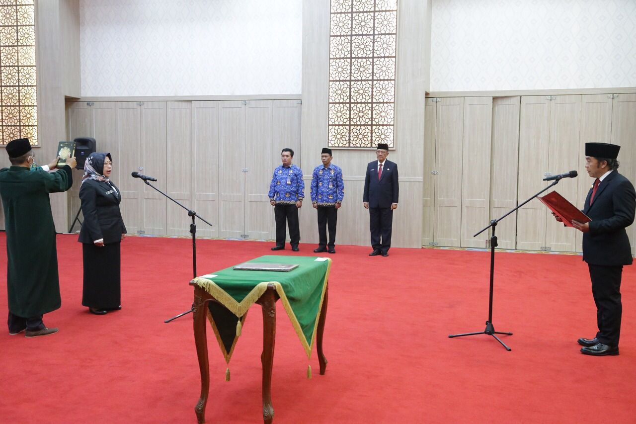 Pj Gubernur Banten melantik Virgojanti sebagai Kepala DPMPTSP Provinsi Banten. Foto : Humas Pemprov Banten