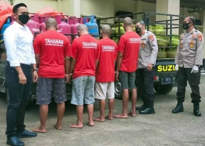 Polisi Sita Ratusan Tabung Gas Dari Komplotan Suntik Elpiji Komplotan tukang suntik tabung elpiji berhasil dibekuk aparat Polres Pandeglang. (Ist)