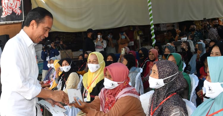 Presiden Serahkan Bantuan Rp 1,2 Juta di Pasar Muntok Bangka Barat Presiden Jokowi saat membagikan bantuan Program Harapan Keluarga di Pasar Muntok, Bangka Belitung pada Kamis (20/10). (Foto : Setpres)