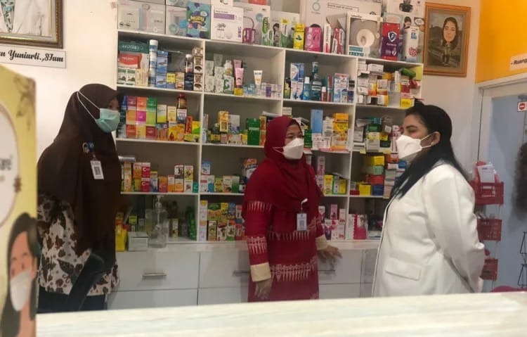 Puskesmas Cipondoh Sidak Apotek Dan Klinik Monitoring Peredaran Obat Sirup Petugas dari Puskesmas Cipondoh sedang mengunjungi salah satu Apotek guna monitor peredaran obat sirup. Foto : Istimewa