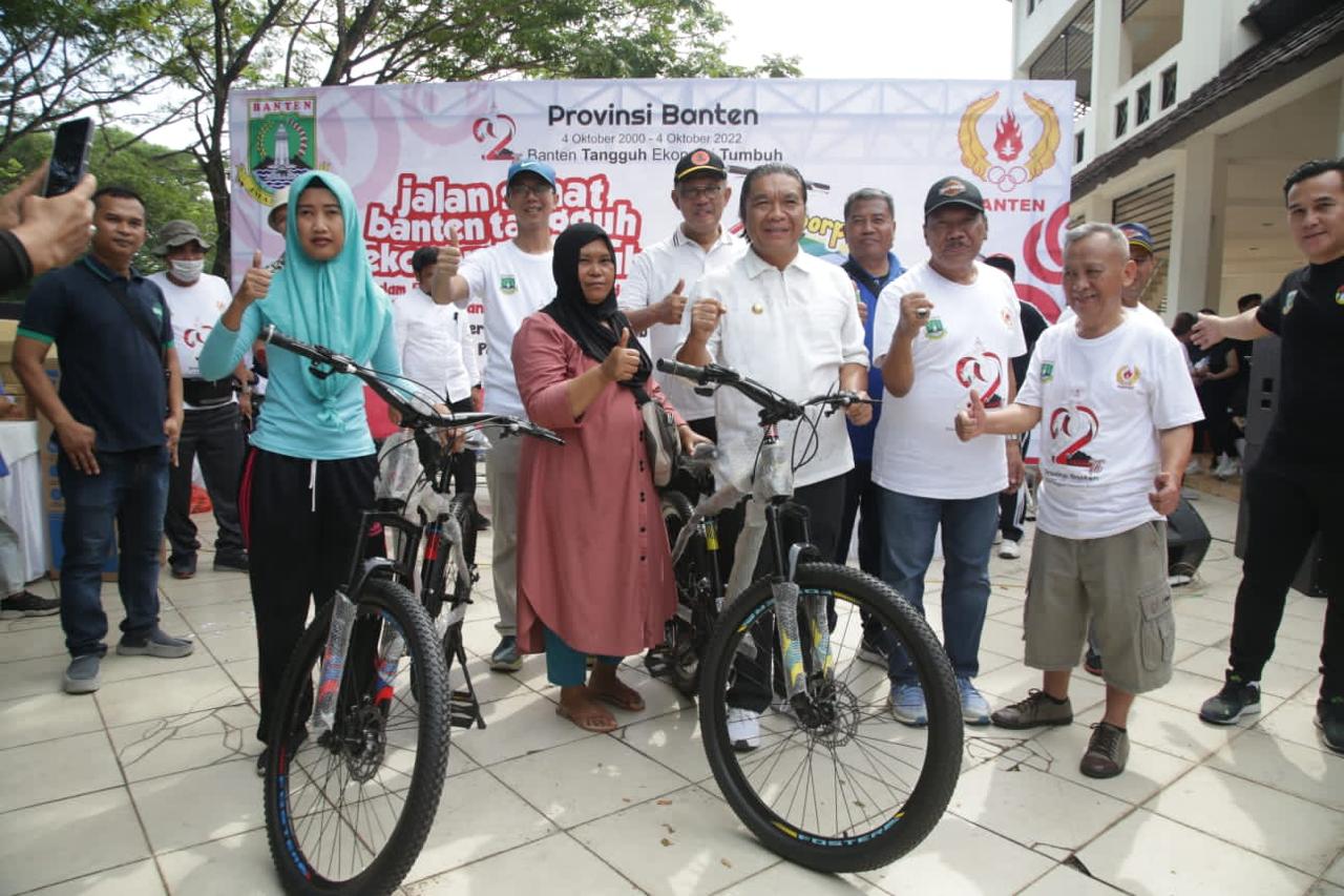 Pj Gubernur Banten Al Muktabar saat menyerahkan hadian kepada pemenang gerak jalan sehat dalam rangka HUT Provinsi Banten ke 22. (Foto: Humas Pemprov)