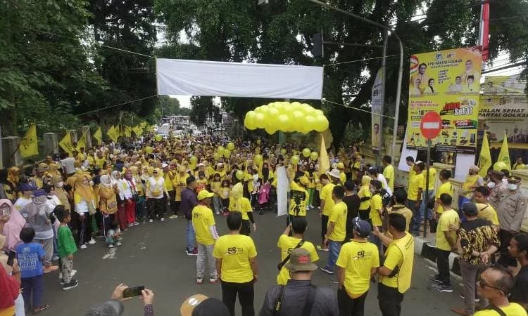 Ribuan massa peserta jalan sehat HUT Golkar memadati  Alun-alun Pandeglang pada Minggu (16/10). Foto : Istimewa