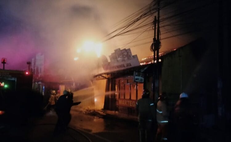 Rumah dan ruko habis terbakan di Pelawad, Kabupaten Serang. Foto : Istimewa