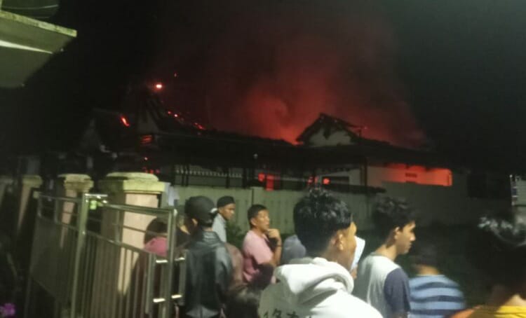 Rumah Kades Rancateureup Pandeglang Habis Terbakar, Anggota Keluarganya Selamat Rumah Kades Rancateureup Pandeglang yang habis dimakan api. (Ist)