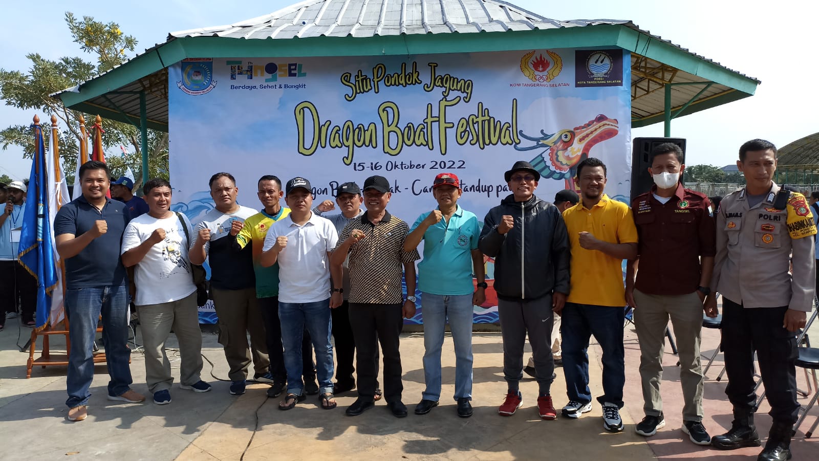 Sambut HUT ke-14 Kota Tangsel, Dragon Boat Festival 2022 Resmi Dimulai Dragon Boat Festival 2022 di Situ Pondok Jagung, Tangerang Selatan, Sabtu (15/10/2022). (tamgselpos.id/mg1)
