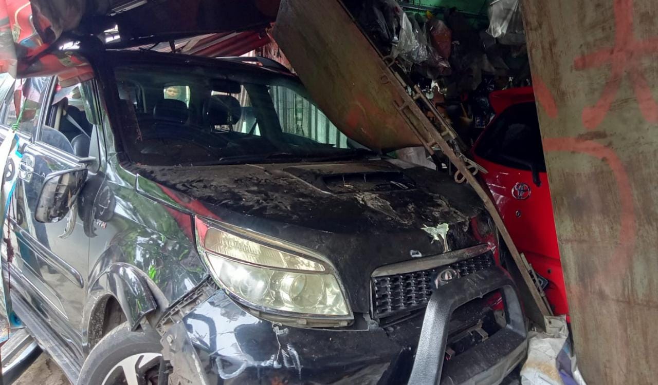 Sopir Ngantuk, Bengkel di Ciputat Porak-poranda Diseruduk Mobil Foto : Istimewa