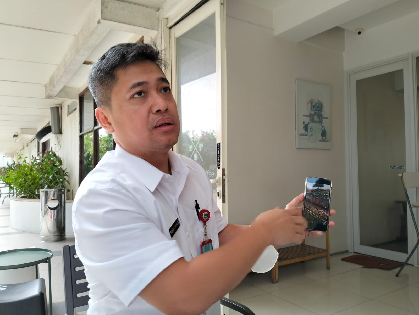 Tangani Banjir di Pondok Payung Mas, DSDABMBK Bangun Tanggul dan Turap di Sisi Sungai Kepasa DSDABMBK, Robbi Cahyadi saat memaparkan soal penanganan banjir di Ciputat. (ist)