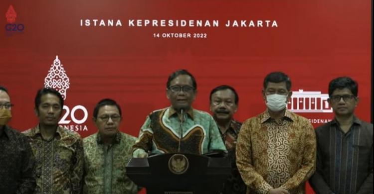 TGIPF Desak Mundur Ketum PSSI Dan Seluruh Jajaran Komisi Eksekutif Ketua TGIPF Mahfud MD bersama Anggota Tim TGIPF saat memberikan keterangan pers kasus Kanjuruhan di Istana Negara. (Ist)