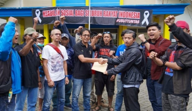 TGIPF Kantongi Barang Bukti Penting Dari Tim Gabungan Aremania Tim Gabungan TGIPF Kanjuruhan menerima masukan dari Tim Gabungan Aremania di kantor KNPI Kota Malang, Jawa Timur. (Ist)