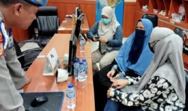 Perempuan nekat terobos Istana (jilbab biru) saat di Polda Metro Jaya. (Ist)