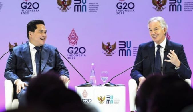 Tony Blair Puji Erick Menteri BUMN Erick Thohir dan Mantan Inggris Tony Blair pada acara seminar rangkaian G20 di Bali. (Ist)