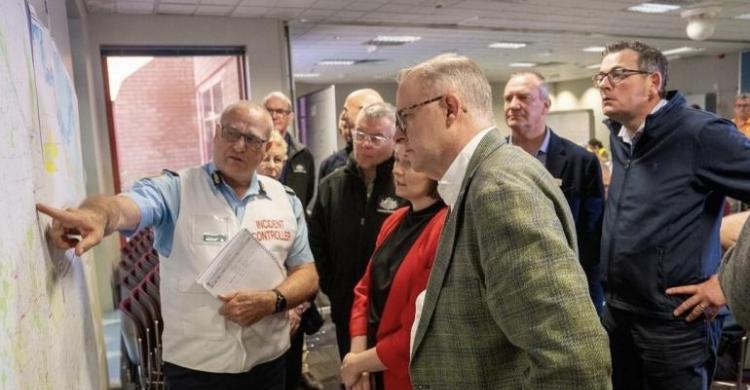 PM Australia Anthony Albanese (kanan) sedang memperhatikan penjelasan petugas terkait banjir yang melanda negara bagian Victoria. (Ist)