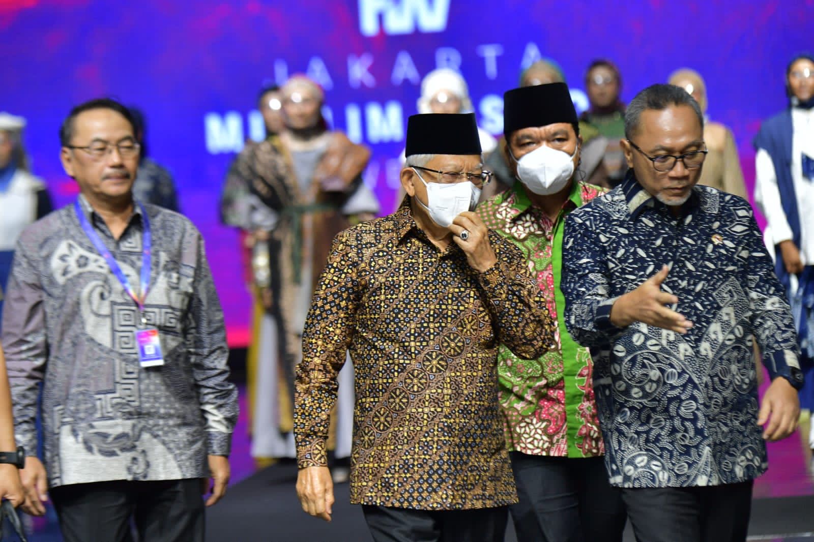 Wapres: Gencarkan Promosi Fesyen Muslim Ke Mancanegara Wapres KH Ma'ruf Amin bersama Menteri Perdagangan Zulkifli Hasan dan Pj Gubernur Banten Al Muktabar pada pembukaan Jakarta Muslim Fashion Week 2013 di ICE -BSD. (Foto : Humas Pemprov)
