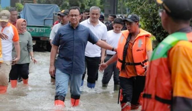 Warga DKI Kurang Puas Kinerja Anies Atasi Macet Dan Banjir Gubernur DKI Jakarta Anies Baswedan saat meninjau salah satu daerah yang terdampak banjir di Jakarta. Foto : Istimewa