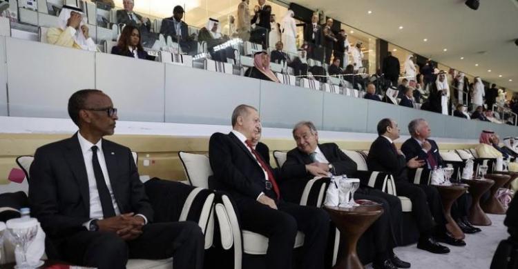 22 Pemimpin Dunia Saksikan Pesta Pembukaan Di Qatar, Ada Erdogan, George Weah, MBS Presiden Turki Recep Tayyip Erdogan (no 2 dari kiri) sedang terlibat pembicaraan santai dengan Sekjen PBB Antonio Guterres (no 3 dari kiri) . (Ist)
