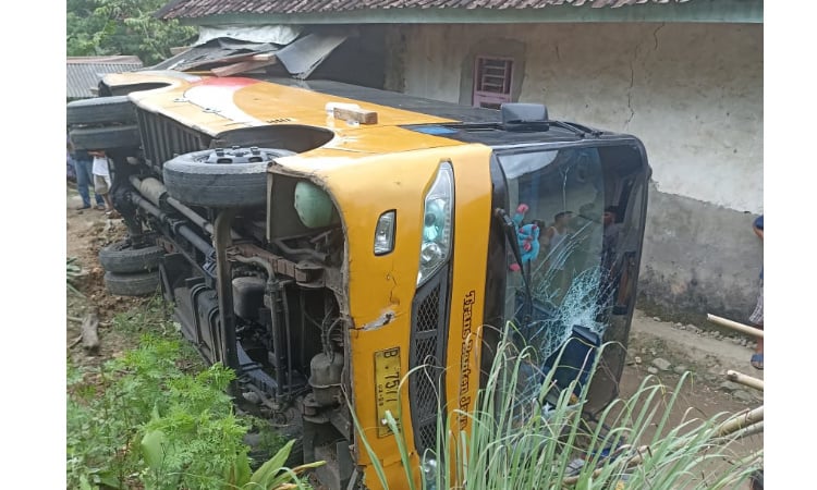 28 Mahasiswa Untirta Serang, Terluka Akibat Bus Tak Kuat Nanjak Dan Terguling Bus pengangkut mahasiswa Untirta tergulir di Desa Cisimeut, Lebak. (Ist)