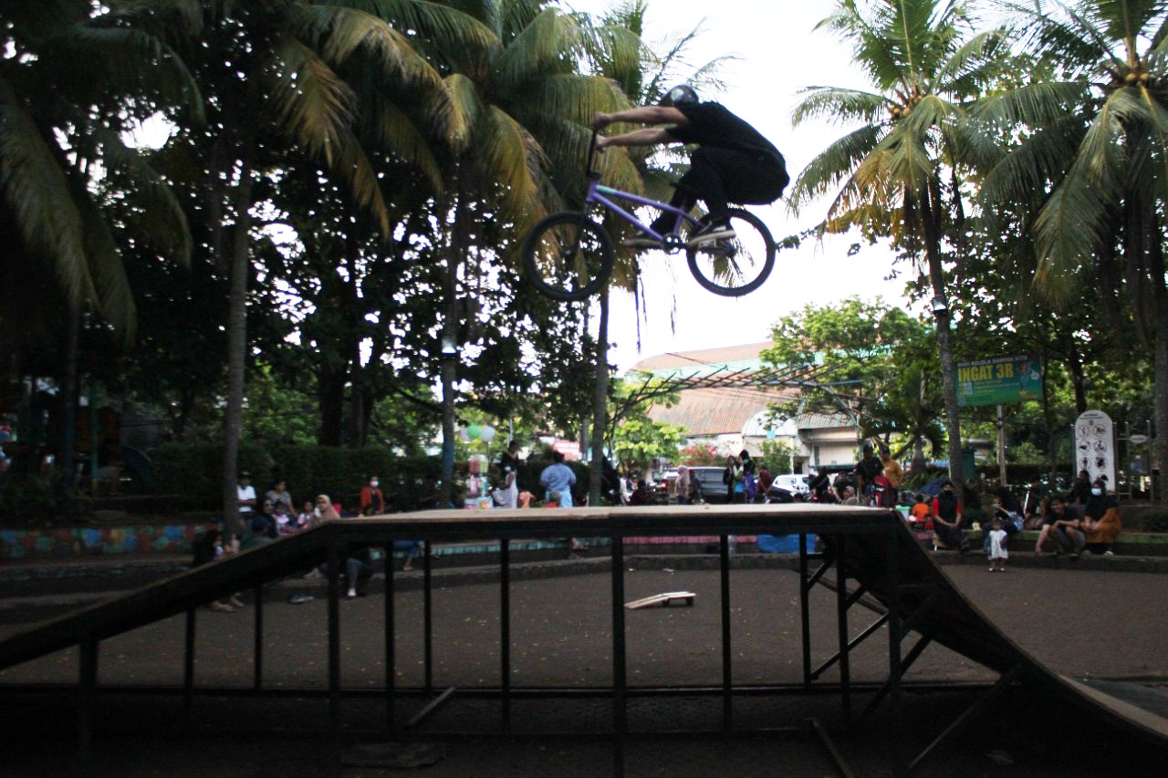 Aksi Menegangkan Tangsel BMX di Taman Perdamaian BSD Foto : Istimewa