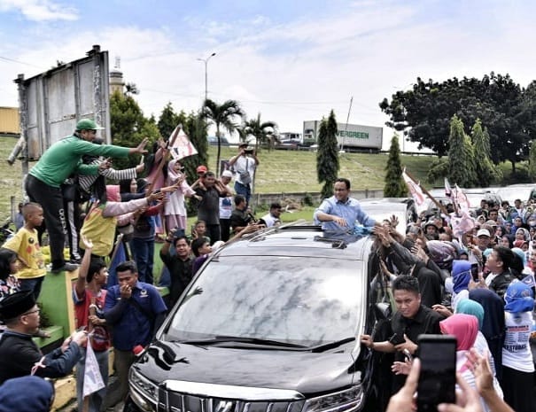 Anies: Simpan Tenaga, Pilpresnya Masih Lama Warga Medan antusias menyambut kedatangan Anies Baswedan. (Ist)