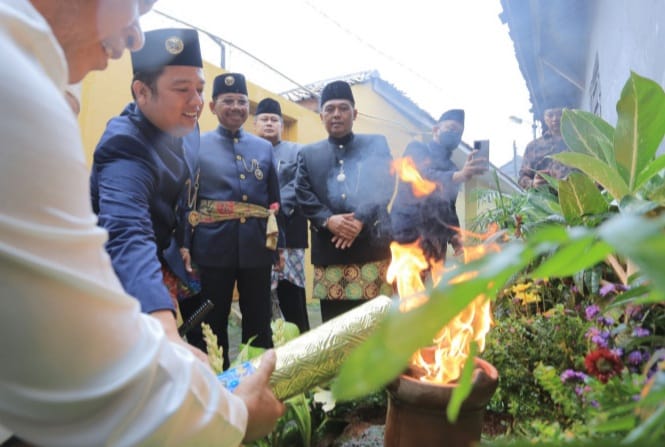 Api Obor Porprov VI Banten Dikirab 3 Hari ke 8 Kota/Kabupaten Wali Kota Tangerang saat mengambil sumber api dari Kawasan Masjid Kali Pasir, Kota Tangerang. (Ist)