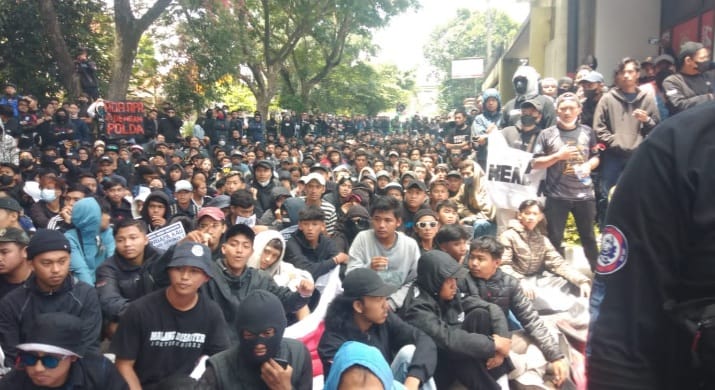 Ribuan suporter Arema FC menggelar unjuk rasa di depan kantor Kejaksaan Negeri Malang. (Ist)