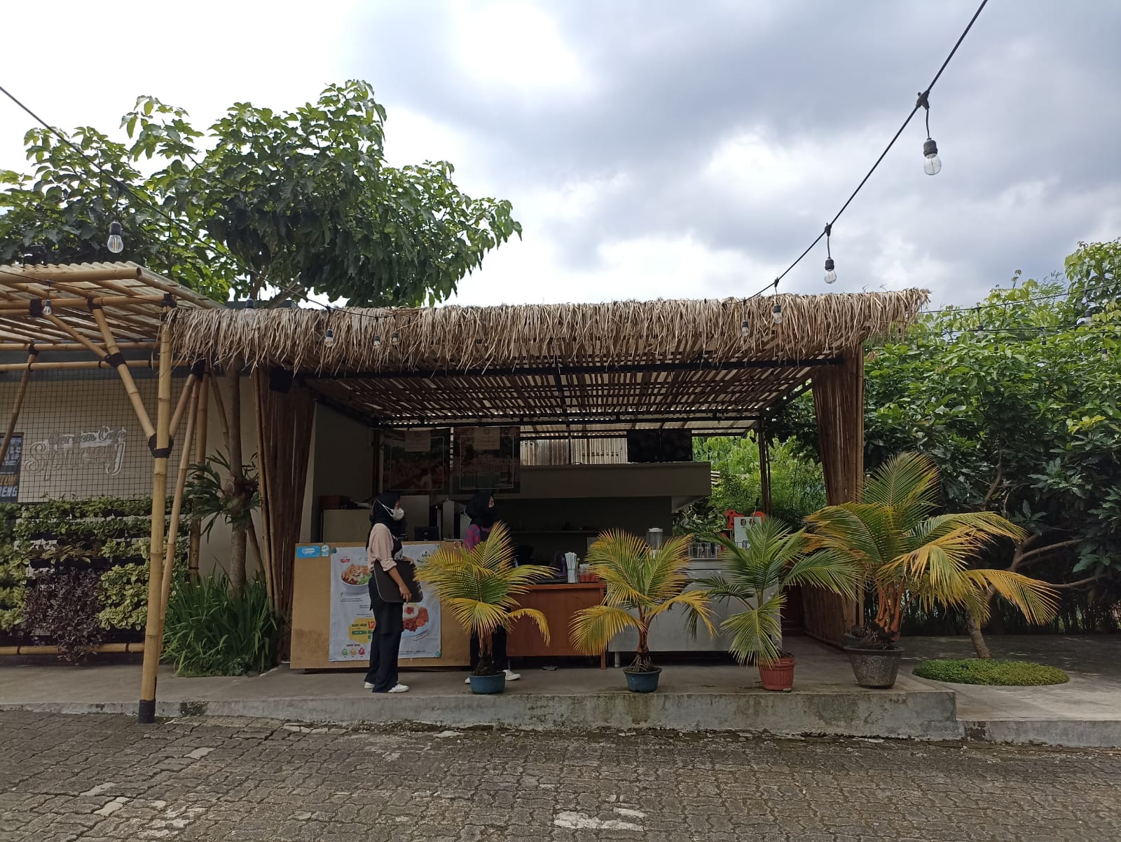 Asiknya Ngopi Sambil Bermain dengan Kelinci di Spicey Garden Foto : Istimewa