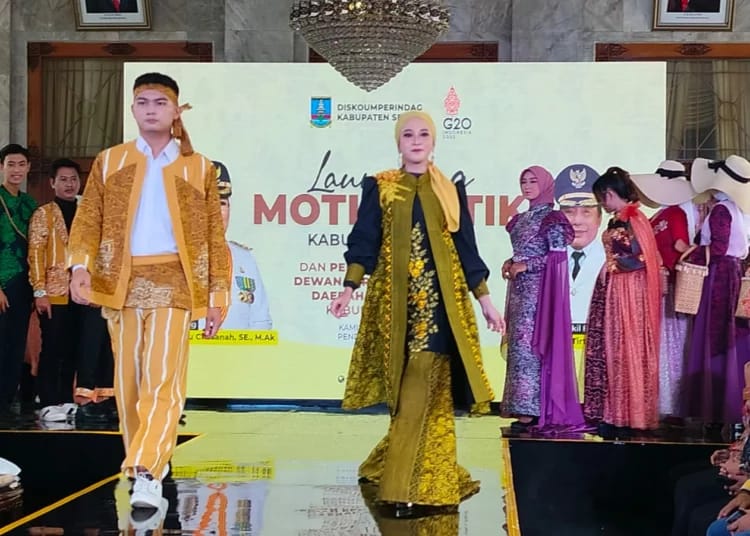 Peragaan busana 12 batik motif Kabupaten Serang di Pendopo Bupati Serang. Foto : Istimewa