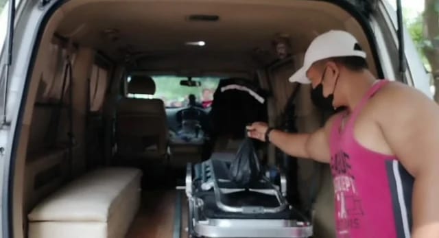 Bayi Sudah Meninggal Terbungkus Kantong Plastik Ditemukan Warga Cipondoh Mayat bayi dalam kantong plastik dievakuasi ke RSUD Kabupaten Tangerang. Foto : Istimewa