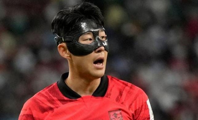Son Heung-min memakai topeng saat Korsel melawan Uruguay. (Ist)