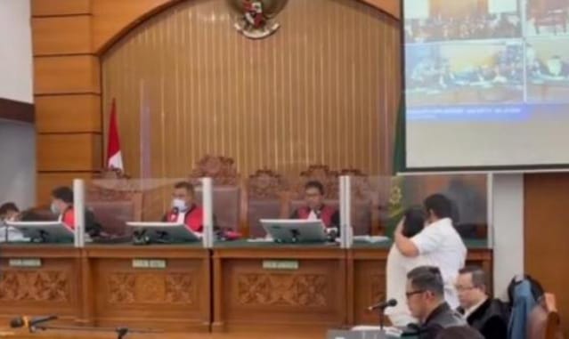 Putri Candrawati dan Ferdy Sambo saling peluk saat bertemu di ruang sidang PN Jakarta Selatan. (Ist)