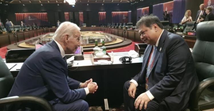 Diskusi membuahkan proyek.Presiden AS Joe Biden terlibat pembicaraan serius dengan Menko Perekonomian Airlangga. (Ist)