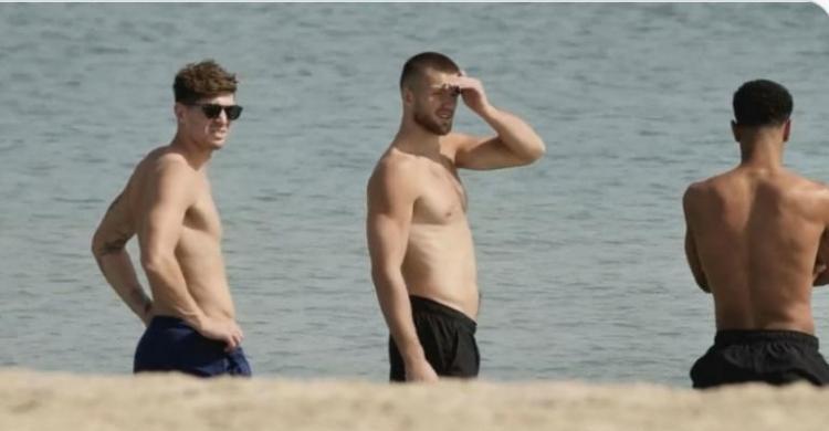 Para pemain Inggris John Stones, Eric Dier, dan Jude Bellingham asyik berendam. Menikmati hawa pantai Qatar. Foto : Istimewa