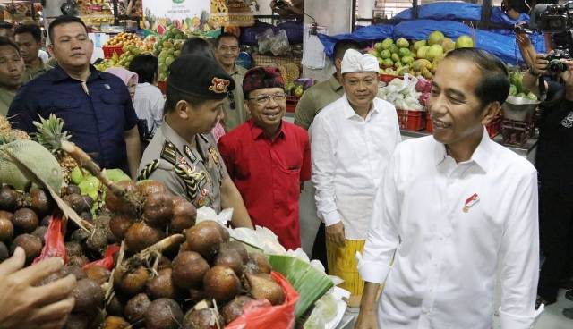Presiden Jokowi saat mengunjungi Pasar Badung, Bali pada Kamis (17/11). (Foto : Setpres)