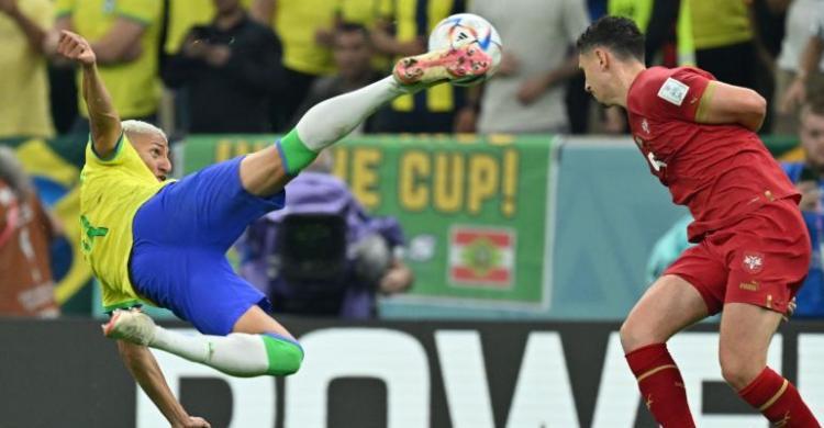 Brazil Tundukan Serbia 2-0, Neymar Dilanda Cedera Tentangan akrobat Richarlison membobol gawang Ghana. (Ist)