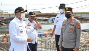 Bupati Zaki Minta Tetap Konsisten Bupati Tangerang Zaki Iskandar bersama Kapolres Metro Tangerang Kota Kombes Pol Zain Dwi Nugroho saat sidak pintu pos truck tambang di Dadap, Kosambi. Foto : Istimewa