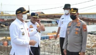 Bupati Tangerang Zaki Iskandar bersama Kapolres Metro Tangerang Kota Kombes Pol Zain Dwi Nugroho saat sidak pintu pos truck tambang di Dadap, Kosambi. Foto : Istimewa